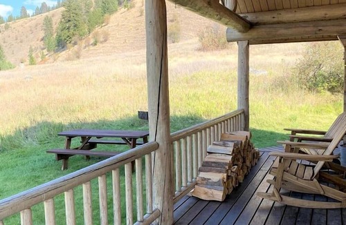 Darby Cabin | Tranquil Mountain Glamping Retreat: Stunning Log Cabin with in Darby, MT