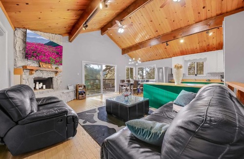 Arrowhead Villas House | Tree-Lined Lake Arrowhead Cabin ~ 1 Mi to Village!