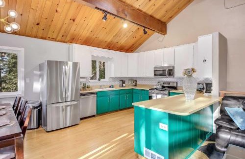 Arrowhead Villas House | Tree-Lined Lake Arrowhead Cabin ~ 1 Mi to Village!