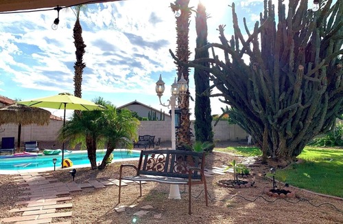 Glendale House | ☀️🌵Tropical Desert Oasis. HEATED Pool & Spa no charge. Private, large yard 🌴🏜