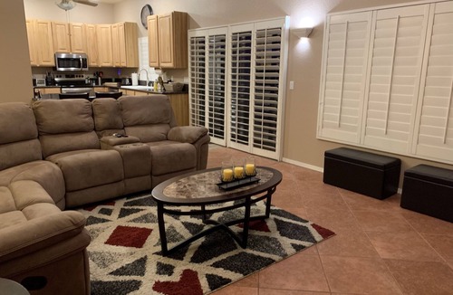 Sunridge Estates House | Tropical Sunridge Estates Large Family Pool Retreat-6 minutes to Lake Mohave!