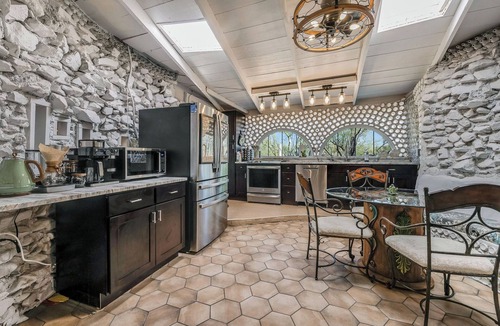 Tucson House | Tucson Bottle House - An Artsy and Unique 3 Bdrm house - New Listing Discounts