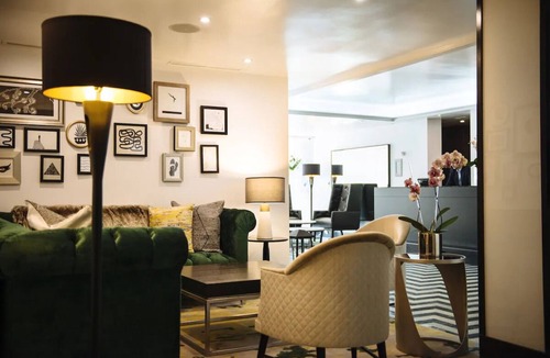 Norma Triangle Hotel | TWO 1BR Suite Kitchen Rooftop Pool Valet Parking near Hollywood Walk of Fame