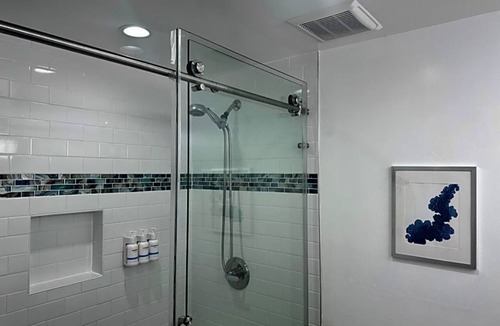 Old Towne Hotel | Two Queen Jacuzzi Balcony Retreat with Free Breakfast Near Beach and Pier