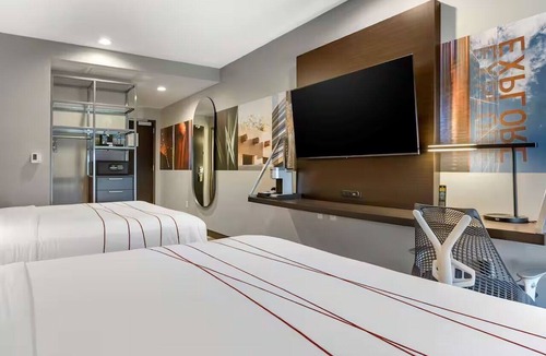 Riverside Hotel | Two-Queen Layout Near Phoenix Zoo & Papago Park | Outdoor Pool & Rooftop Bar