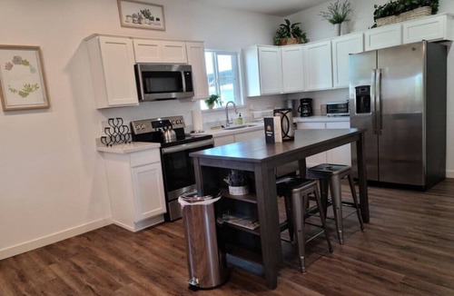 Governmental Mall House | Unique Grand Ave 2bdrm, 1Bath Home near Downtown!