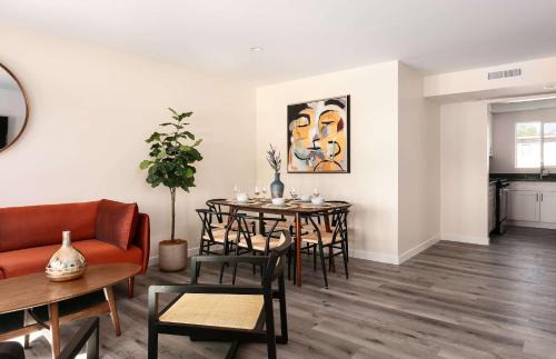 Citrus Grove Apartment | Unwind in Spacious 2BR Apt Sleeps 6 with Parking
