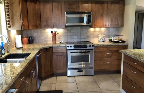 Cottonwood House | Updated 2BR end unit townhome, 10th tee box with water view and wrap around deck