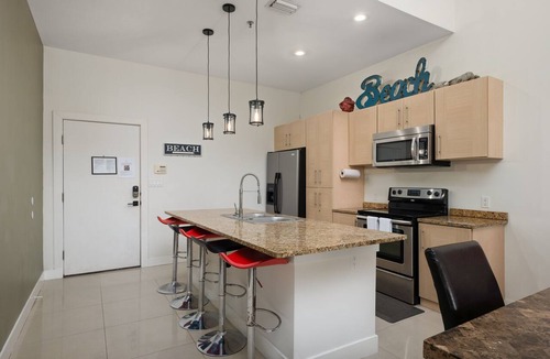 South Padre Island Condo | Updated Condo with Pool, Gym & BBQ Area - Near Beach!