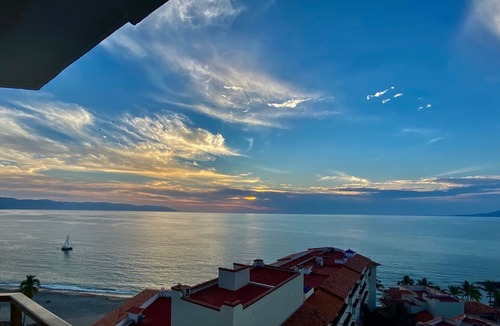 Lazaro Cardenas Condo | Upscale spacious condo with spectacular views of the Bay of Banderas