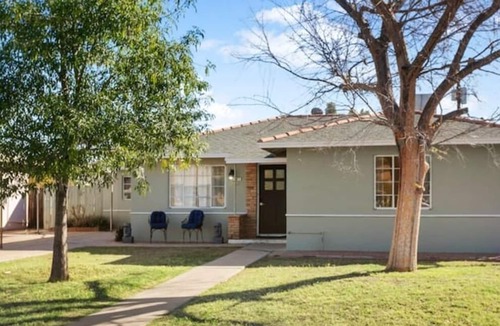 Bel Air House | 🌴Uptown Oasis🌴 Pool & Jacuzzi, Pet-Caring, 4BR-2BA, 5Min to DT Phoenix
