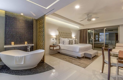 Cabo San Lucas Resort | Vacation in Los Cabos - Luxury 3 Bedroom Oceanfront Suite w/Private Jacuzzi