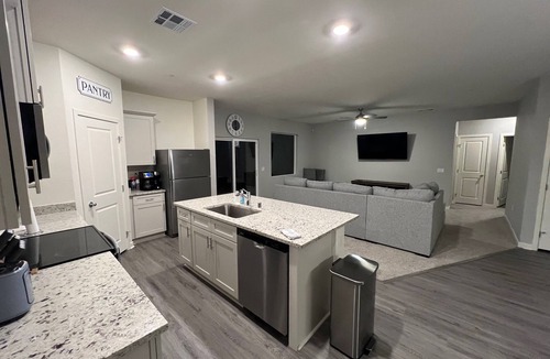 Bakersfield House | Very spacious 3-bedroom house in amazing Bakersfield with AC for relaxing stays
