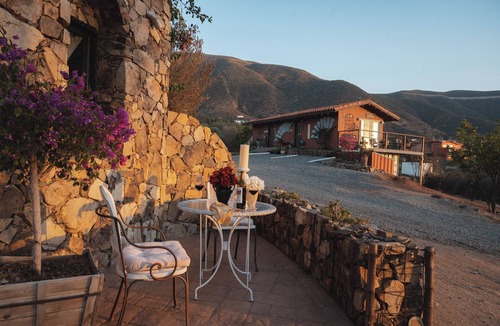 Valle de Guadalupe Ski Chalet | Viña Calabria Barrel Suite Deluxe King Villa Valle View
