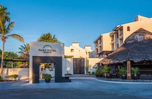 Campo de Golf Fonatur Hotel | Vibrant Studio Steps to Punta Sur Golf Course