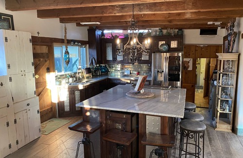 Cave Creek House | ❤️ VIEWS-pool- Jacuzzi - boulders - private walk to town. Unique new renovation