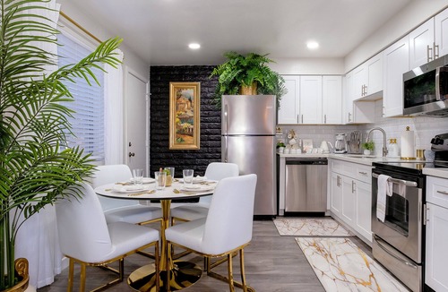 Brentwood-Cavalier Villa | ~Villa Golden~ Centrally located, King Bed!