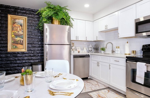 Brentwood-Cavalier Villa | ~Villa Golden~ Centrally located, King Bed!