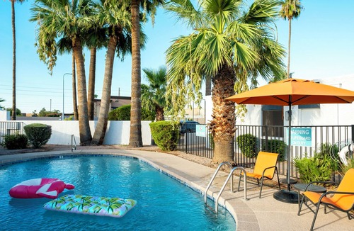 Brentwood-Cavalier Villa | ~Villa Golden~ Centrally located, King Bed!
