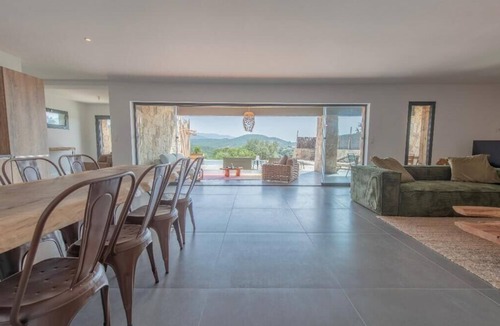 Molini Villa | Villa Standing Plein Sud, Piscine Miroir, à 2 Minutes des Plus Belles Plages