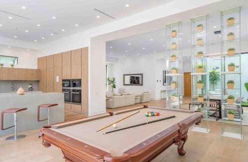 Los Angeles Villa | Villa Waldorf by LuxJB 🏆 Luxury Large Group Villa 🏆 Heated Pool & Jacuzzi