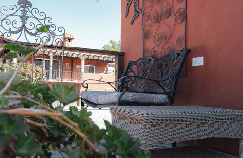 San Antonio de las Minas Ski Chalet | Viña Calabria Paloma Upscale King Chalet with Baranda
