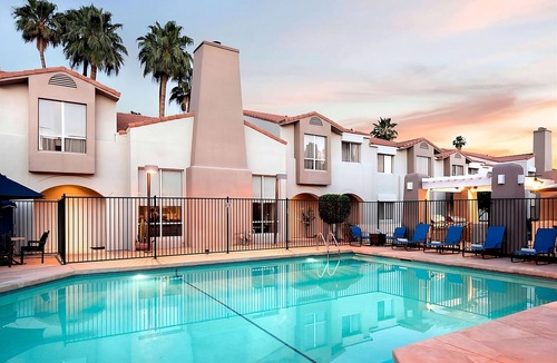 South Scottsdale Apartment | Visit Copper Square & Phoenix Art Museum! Pet-friendly, Kitchen, Self Parking!