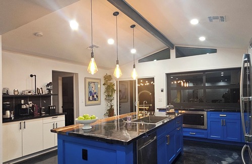 Cranbrooke Manor Villa | Walk 2 OLD TOWN 4 Bathrooms 5+ BRMs Pool table Putting green 12 min to Airport
