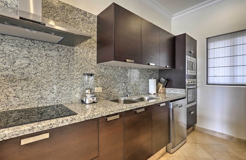 El Medano Ejidal Apartment | Walk to Beach: Modern Cabo Condo w/Balcony!
