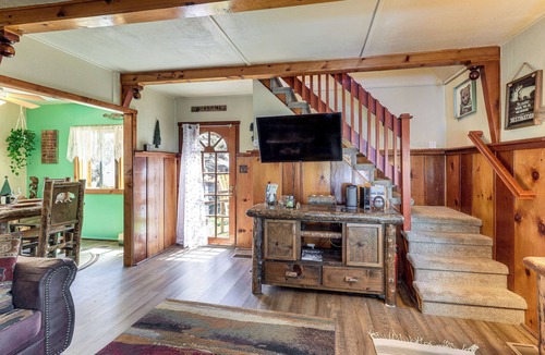 Boulder Bay Cabin | Walk to Big Bear Lake & Marina: Cozy Cabin w/Deck