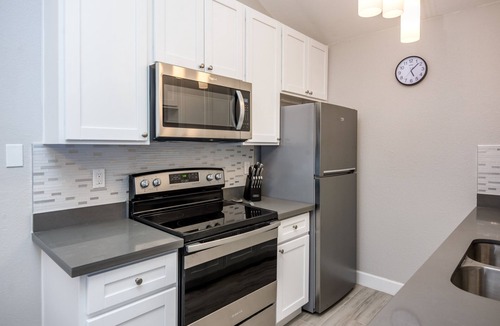 Mesa Grande House | Walk to Cubs stadium ! Centrally Located Cozy Modern Condo