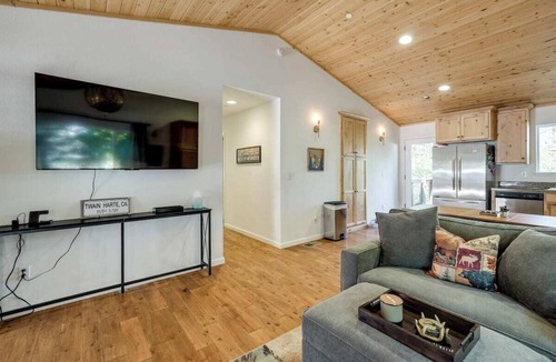 Twain Harte Cabin | Walk to Downtown, 2 King Beds w/AC, Dogs