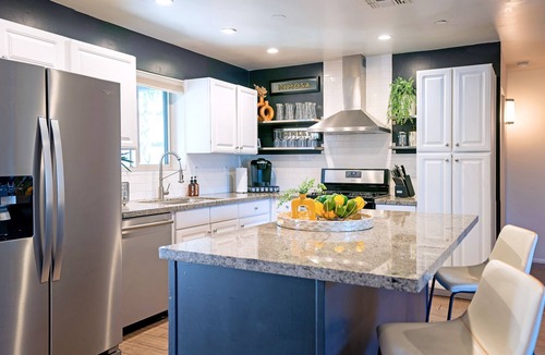 Arcadia House | Walk to Old Town ✴ 2 Masters ✴ Heated Pool & Spa