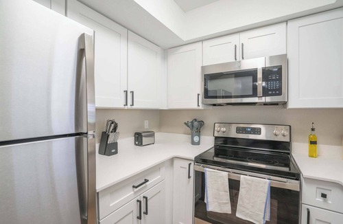 Cox Heights Apartment | Walk to Old Town: Gym, Pool, W/D, Pkg & Balcony