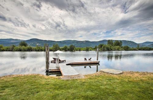 St. Maries House | Waterfront Cabin w/2 Boat Docks & Mtn Views!
