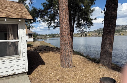 Republic Cabin | Waterfront Curlew Lake Cabin with 3 Queen Beds and A/C - Sleeps 6