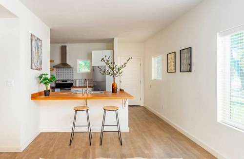 Brownsville House | Waterfront Escape in Brownsville