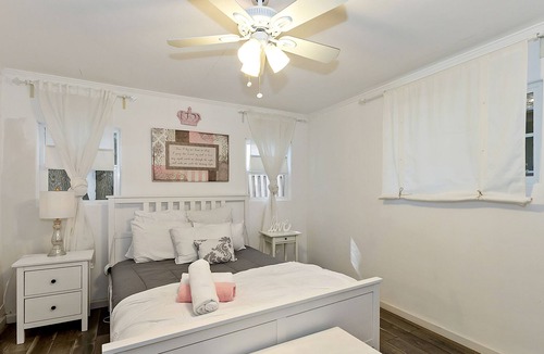 Crestline Cottage | Welcome to Cupcake Cottage! Fireplace! Pet Friendly! Sleeps 4!
