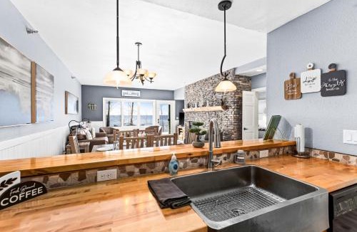 Two Harbors Apartment | Whispering Pines Lake Views 1BR King Suite