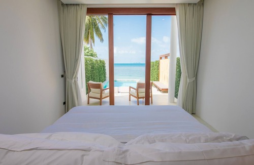 Bang Po Hotel | White Whale Beachfront Pool Villa