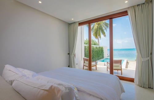 Bang Po Hotel | White Whale Beachfront Pool Villa