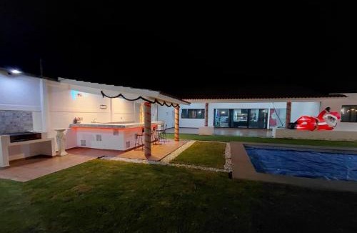 Cerro de San Pedro House | Why Not Terraza, jardín y alberca