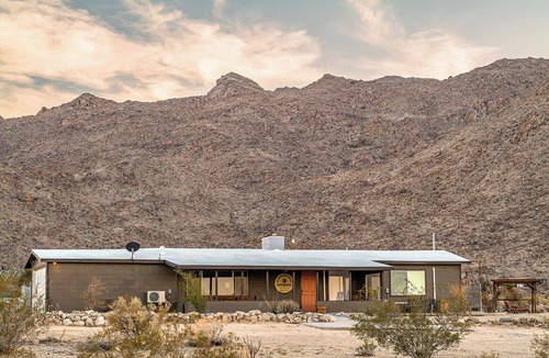 Twentynine Palms House | WKNDR Parkside ܍ By Park Entrance, Hot Tub, Stars, Private