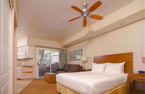 North Scottsdale Hotel | Your Home Away from Home! Outdoor Swimming Pool, Full Kitchen, Free Parking!
