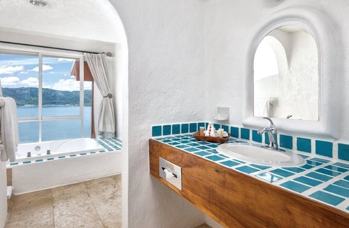 Almacen Resort | Zihuatanejo | Compact Ocean Retreat | Pool + Beach