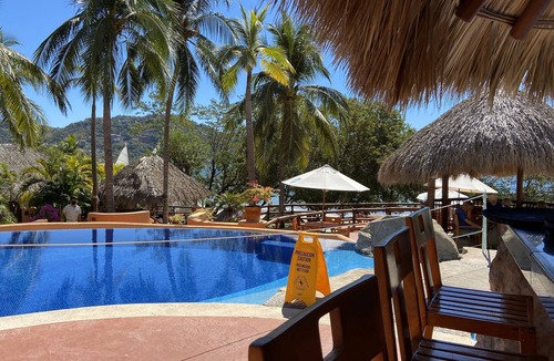 Playa Las Gatas Hotel | Zihuatanejo Hilton on Playa La Ropa Beachfront Large 2 BR Villa