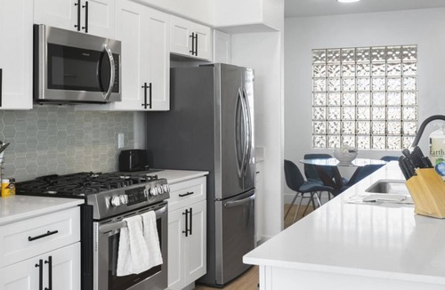 Glendale Sports and Entertainment District House | Zone Luxe Ideal 2BR Condo w Gym & Pool for Family Vacations