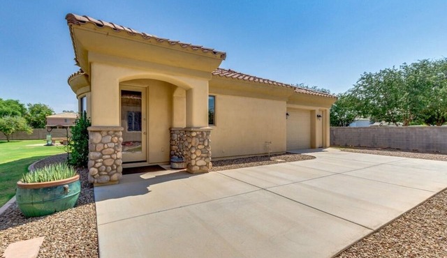 1 Bed/1 Bath Upscale Casita, Sleeps 2/4, Garage, Pool, BBQ, EV charger, more.