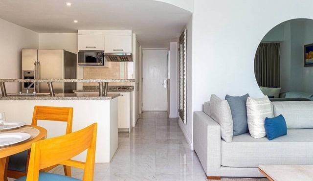1 BR Elegant Condo with Jacuzzi and Spectacular Ocean View