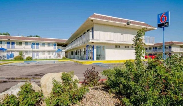 1 Full Bed | Mobility Access RI Shwr| NS in Thornton